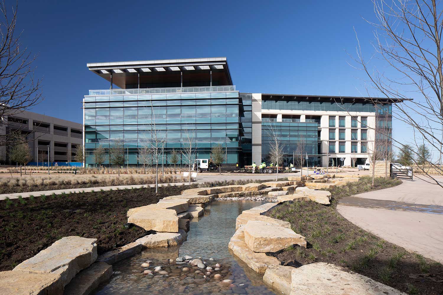 Exterior front view of Schwab's new Dallas-Fort Worth campus