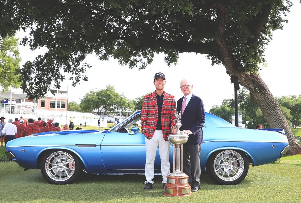 Kevin Na, Chuck Schwab and the Challenger car.